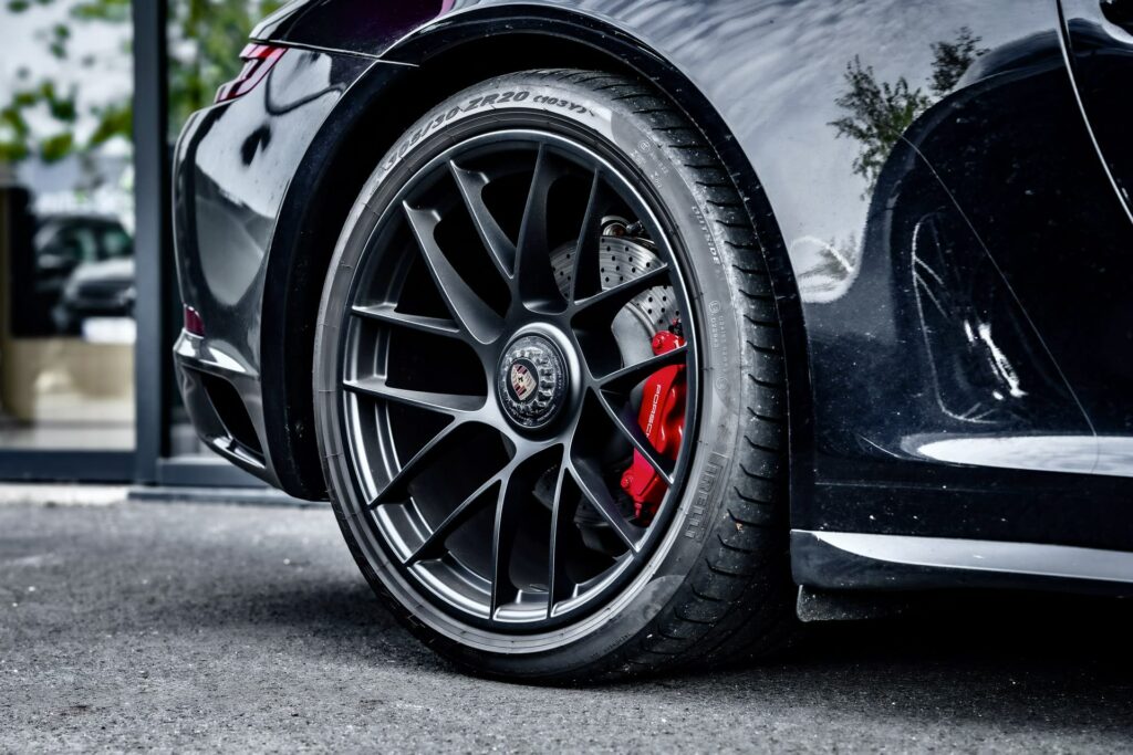 Jante anthracite satinée montée sur une sportive Jante anthracite satinée montée sur une sportive